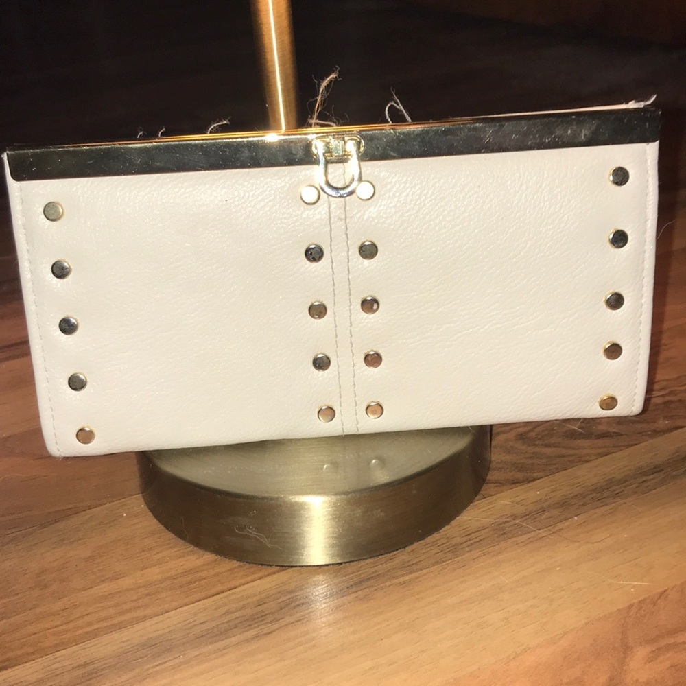 White wallet - Gold accents 🔵🔵